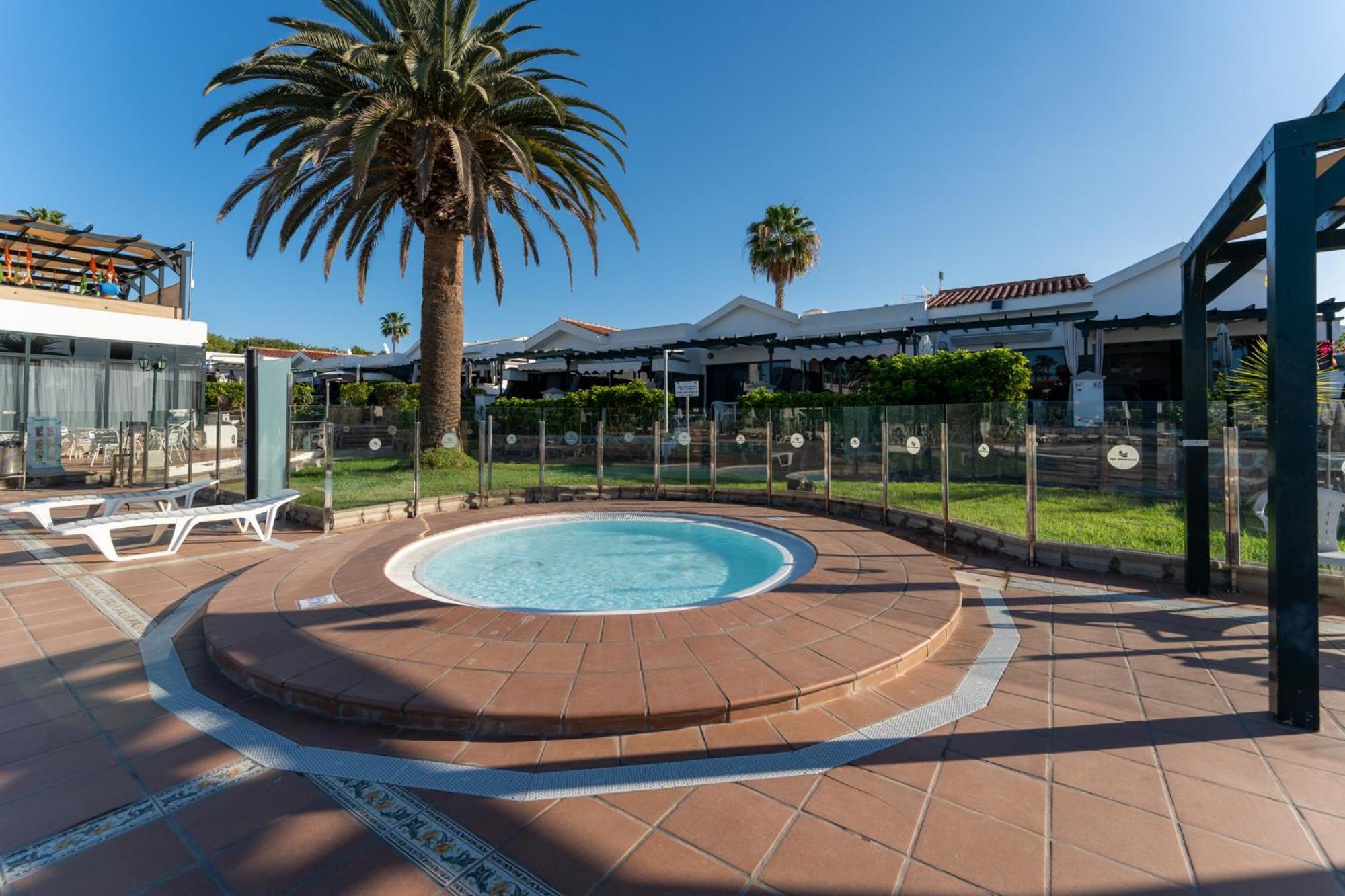 Luxury Poolside Holiday Home マスパロマス エクステリア 写真